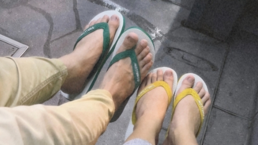 Sepasang kaki yang membiasakan diri menikmati perjalanan menggunakan bus di Kota Bandung. (Foto: Ananda Bintang Purwaramdhona)