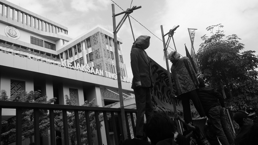 Warga Dago Elos dan Forum Dago Melawan kembali melakukan aksi ke Kejaksaan Tinggi (Kejati) Jawa Barat, Bandung, Senin, 15 Juli 2024. (Foto: Virliya Putricantika/BandungBergerak)