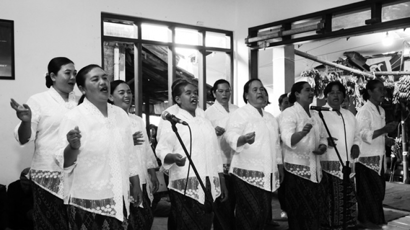 Penampilan ibu-ibu penghayat kepercayaan dalam perayaan Tanggap Warsa Tahun Baru Saka Indonesia 1 Sura 1958 Saka Indonesia, di Pasewakan Saka Binangun, Kampung Cibedug, Desa Cikole, Kabupaten Bandung Barat (15/07/2024). (Foto: Fitri Amanda/BandungBergerak.id)