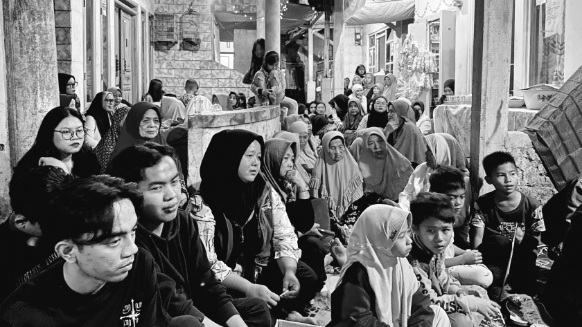 Antusiasme warga menyaksikan kesenian tarawangsa dalam Mapag Sasaka Dwiwarna di Kampung Cilameta, Gedebage, Kota Bandung, Jumat, 16 Agustus 2024 malam. (Foto: Yopi Muharam//BandungBergerak.id)