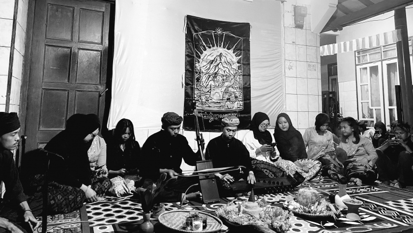 Potret orang-orang muda yang menekuni tarawangsa. (Foto: Yopi Muharam//BandungBergerak.id)