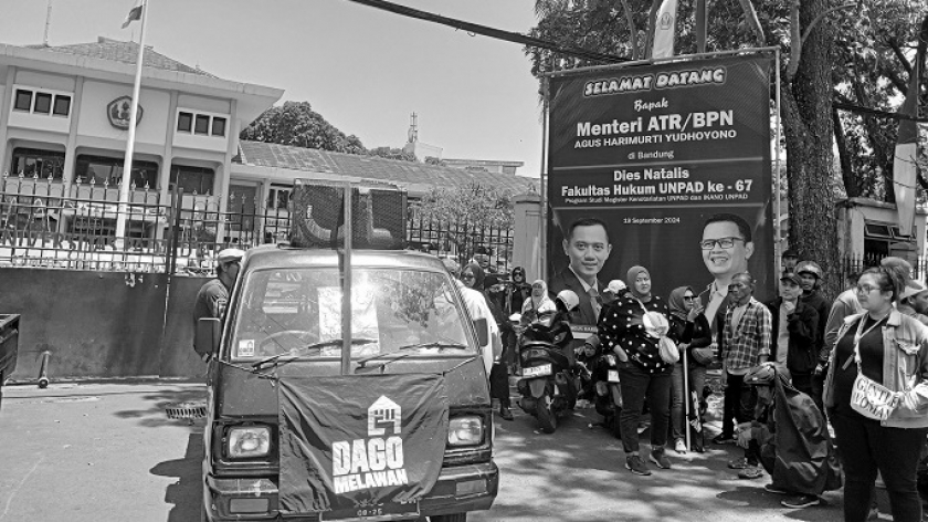Warga Dago Elos berunjuk rasa menyambut kedatangan Menteri Agraria dan Tata Ruang/Kepala Badan Pertanahan Nasional (ATR/BPN) Agus Harimurti Yudhoyono (AHY) di kampus Universitas Padjadjaran (Unpad), Jalan Dipatiukur, Bandung, Kamis, 19 September 2024. (Foto: Muhammad Akmal Firmansyah/BandungBergerak)