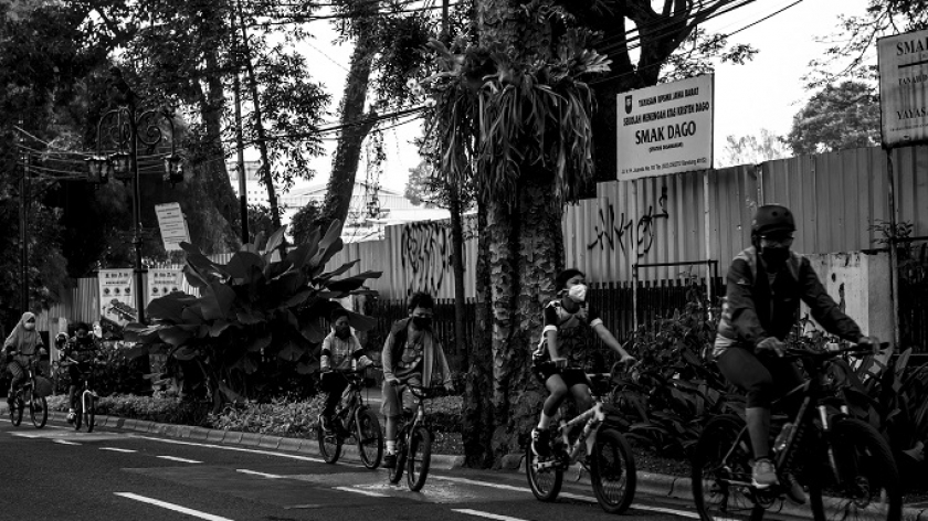 Warga bersepeda di kawasan Dago. Kawasan ini dikenal karena adanya titik-titik wisata belanja fesyen maupun kuliner, selain sebagai jalan alternatif menuju Lembang, Kabupaten Bandung Barat. (Foto: Iqbal Kusumadirezza)