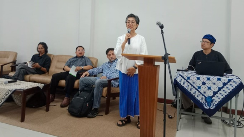 Dr. Selly Riawanti, dosen Departemen Antropologi FISIP Unpad sedang memaparkan tentang konsep adat dan tradisi sebagai titik tumpu pembahasan buku van Tricht. (Foto: Dokumentasi Topik Mulyana)