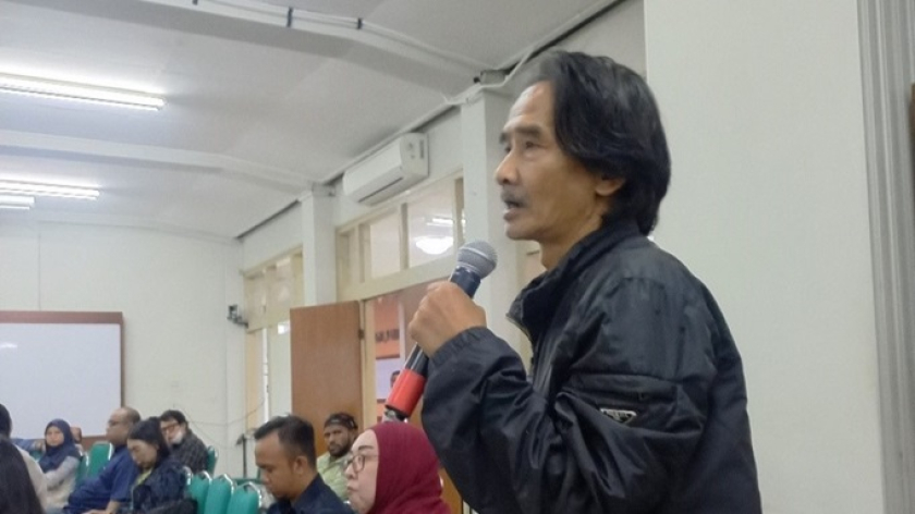Hikmat Gumelar, pendiri institut Nalar Jatinangor, sedang memberikan tanggapan mengenai awal mula permasalahan yang dihadapi Baduy. (Foto: Dokumentasi Topik Mulyana)