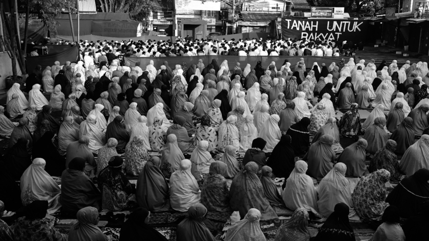 Warga menulaikan salat Id di tanah konflik Dago Elos, Bandung, Maret 2024. (Foto: Virliya Putricantika/BandungBergerak)