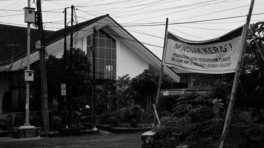 Suasana depan GSG Arcamanik. Terlihat spanduk penolakan masih terpasang sejak kejadian Rabu abu, 15 April 2025. (Salma Nur Fauziyah/BandungBergerak.id)