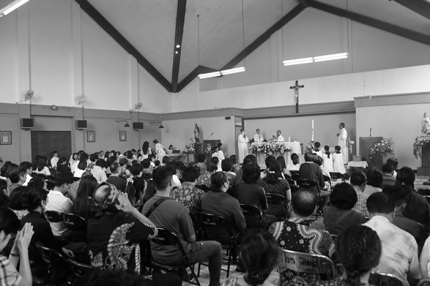 Jemaat sangat hikmat melaksanakan ibadah walau di luar bising oleh kerasnya lagu yang dikumandangakan oleh penolak, Jumat, 16 April 2025. (Fauzan Rafles/BandungBergerak.id)