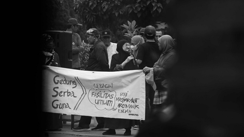 Seorang nenek yang mengaku warga lokal berorasi sembari berteriak menolak penggunaan GSG sebagai tempat ibadah, Jumat, 16 April 2025. (Fauzan Rafles/BandungBergerak.id)