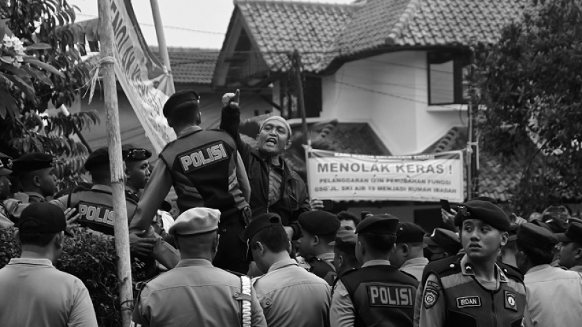 Pendemo yang berusaha menerobos masuk ke GSG Arcamanik sampai beririsan dengan polisi, Sabtu, 17 April 2025. (Fauzan Rafles/BandungBergerak.id)