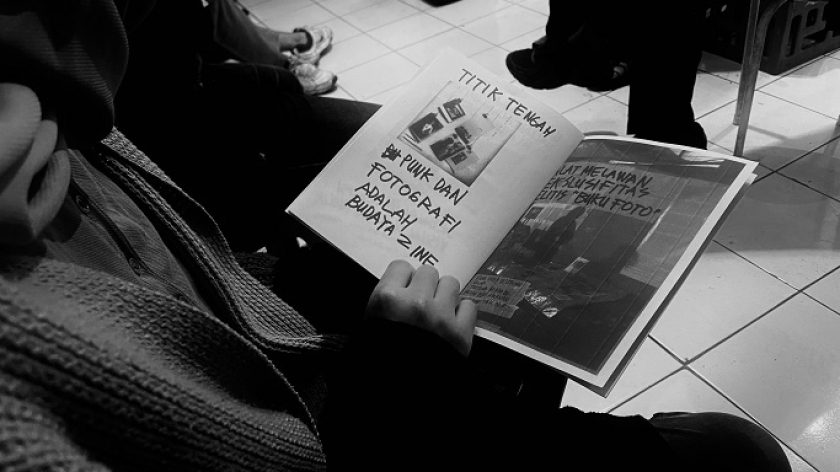 Acara Peluncuran Foto Zine Karya Wahyu Dian di Pasar Antik Cikapundung, Bandung, 12 Mei 2025. (Foto: Selsha Gunawan/BandungBergerak)