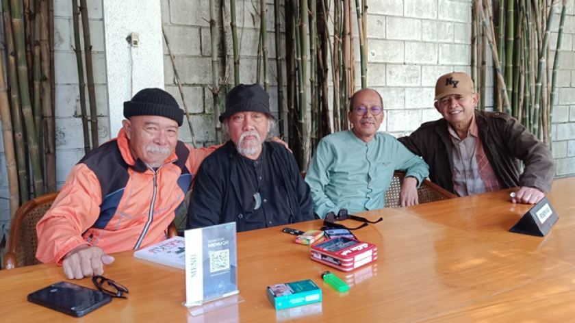 Emha Bay Sabar bersama sahabat ketika kuliah. (Foto: Dokumentasi Kin Sanubary)