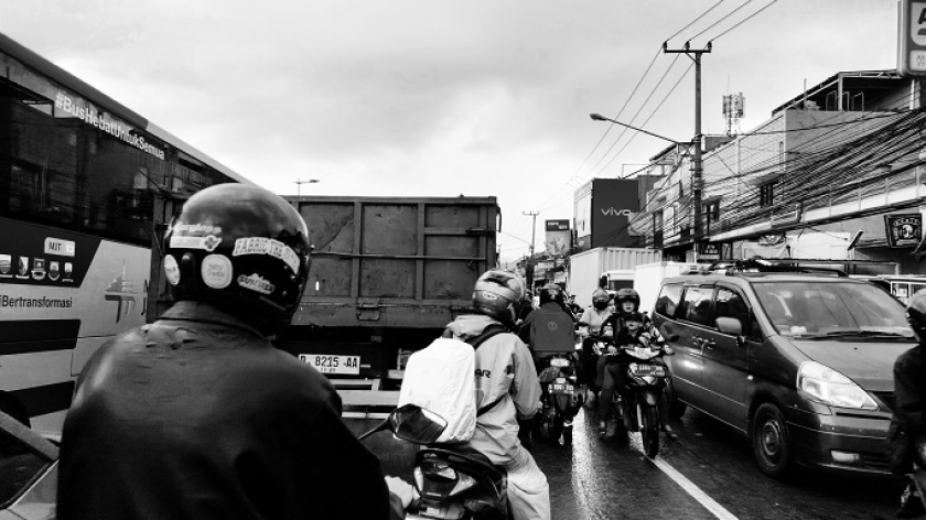 Kemacetan di Jalan Raya Bojongsoang, Kabupaten Bandung, Rabu, 14 Mei 2025. (Foto: Ryan D. Afriliyana/BandungBergerak)