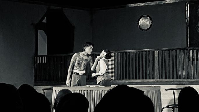 Pertunjukan Teater Awal dengan lakon Operasi Para Penjudi di Gedung Soelaeman UIN Sunan Gunung Djati Bandung, 14-15 Mei 2025. (Foto: Vallencya Alberta/BandungBergerak)
