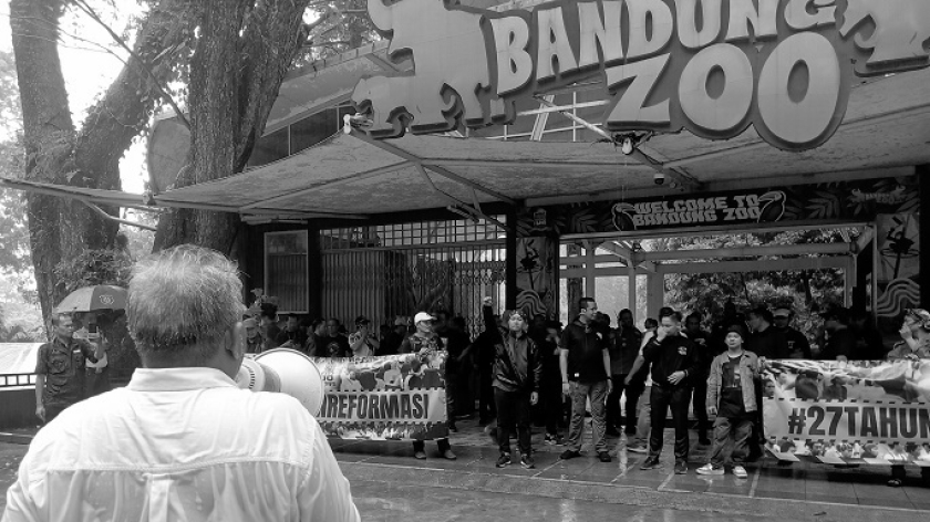 Aktvis reformasi 1998 melakukan aksi 27 Tahun Reformasi di Kebun Binatang Bandung, 21 Mei 2025. (Foto: Muhammad Akmal Firmansyah/BandungBergerak)