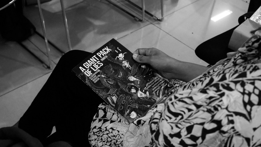 Buku A Giant Pack of Lies Part 2 – Kebohongan Besar Industri Rokok, di acara diskusi di Auditorium Poltekkes Bandung, Kamis, 22 Mei 2025. (Foto: Fitri Amanda/BandungBergerak)