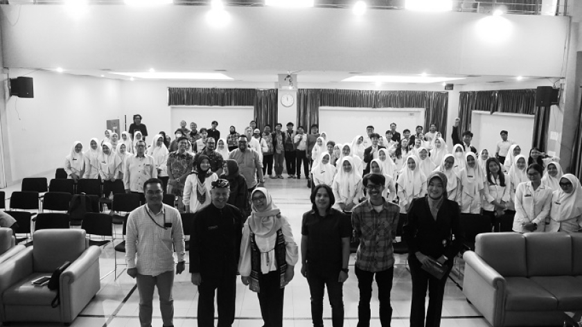 Foto bersama usai diskusi buku A Giant Pack of Lies Part 2 – Kebohongan Besar Industri Rokok, di acara diskusi di Auditorium Poltekkes Bandung, Kamis, 22 Mei 2025. (Foto: Fitri Amanda/BandungBergerak)
