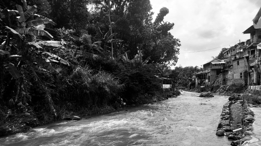 Sungai Cikapundung dilihat dari kawasan Dago, Kecamatan Coblong, Kota Bandung, Sabtu, 17 Mei 2025. (Foto: Ryan D.Afriliyana/BandungBergerak)