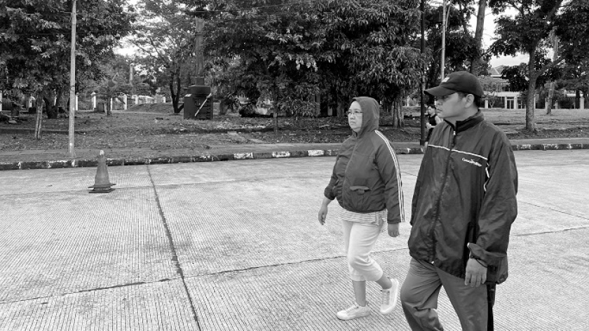 Warga yang berolahraga melintas di depan insinerator atau mesin pembakar sampah di lapangan olahraga Arcamanik, Kota Bandung, Jumat, 21 Mei 2025. (Foto: Yopi Muharam/BandungBergerak)