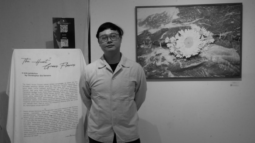 Christopher Gio Sarsono, pameris The Heart Grows Flowers di Tjap Sahabat, Jalan Cibadak, Bandung, 15 Mei 2025. (Foto: Audrey Kayla/BandungBergerak)