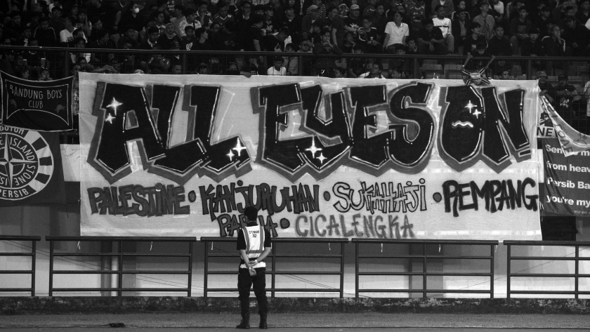 Bobotoh menyatakan sikap atas kasus-kasus penggusuran dalam laga di Stadion GBLA, Bandung, 9 Mei 2025. (Foto: Prima Mulia/BandungBergerak)