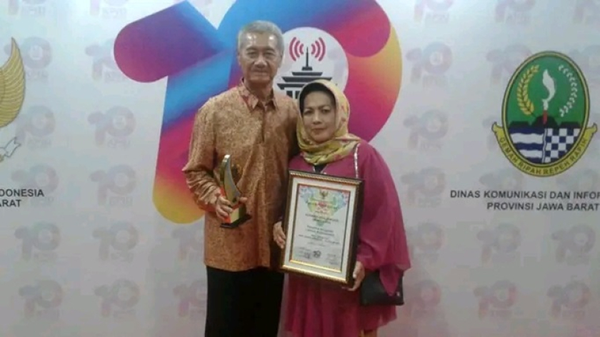 Mang Jaya mendapatkan penghargaan Lifetime Achievement dari KPID Jawa Barat. (Foto: Dokumentasi Kin Sanubary)