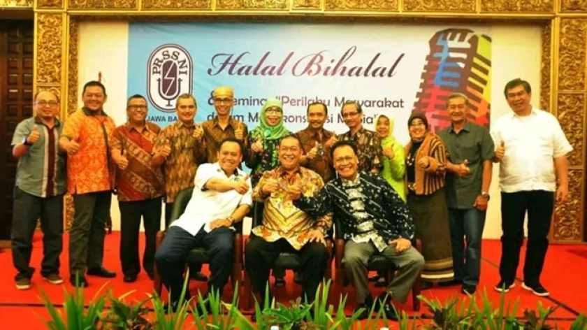 Mang Jaya bersama pengurus Persatuan Radio Siaran Swasta Nasional Indonesia (PRSSNI) Jawa Barat. (Foto: Dokumentasi Kin Sanubary)