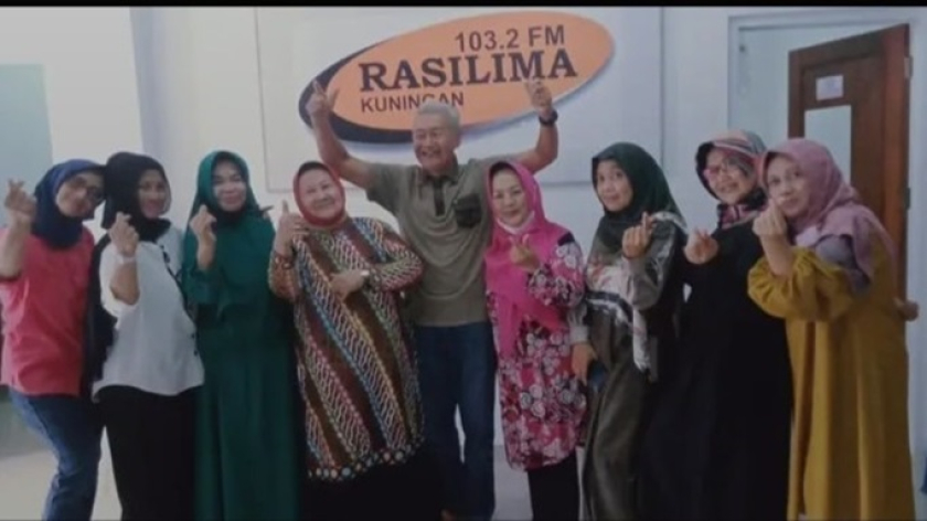 Mang Jaya bersama mantan penyiar dan staf Radio Rasilima Kuningan. (Foto: Dokumentasi Kin Sanubary)