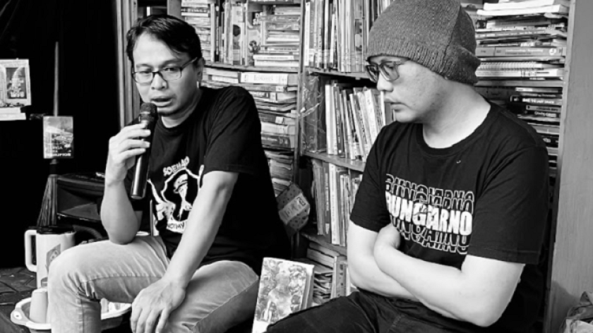 Klub Buku Laswi mengadakan kupas buku Laut Bercerita karya Leila S. Chudori di Toko Buku Bandung, Rabu, 21 Mei 2025. (Foto: Vallencya Susanto/BandungBergerak)
