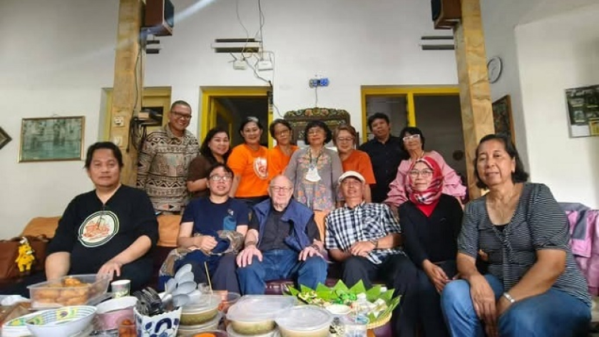 Eric-Jan Neyndorff (rompi biru) bersama Sahabat Heritage Indonesia. (Sumber: Dok Eric-Jan Neyndorff)