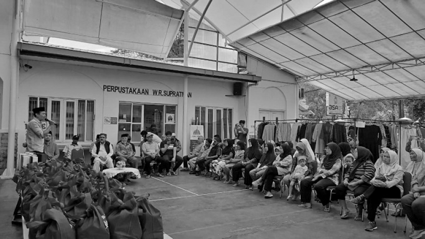 Kegiatan Bakti Sosial Masjid Mubarak di bulan suci Ramadan 1446 H, dengan latar Perpustakaan WR Supratman, Minggu, 23 Maret 2025. (Foto: Denny M. Rizkyana)