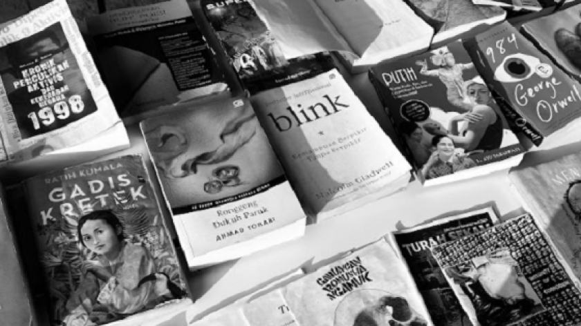 Lapak Perpustakaan Jalanan Jatinangor di Brocoffee, Jatinangor, Selasa, 20 Mei 2025. (Foto:Aqeela Syahida Fatara/BandungBergerak)
