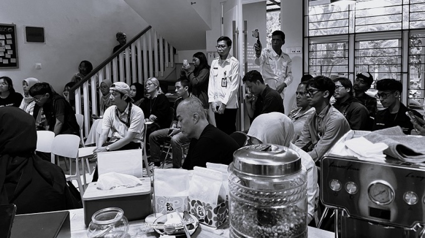 Pemaparan materi oleh Astro dalam diskusi Pemenuhan HAM Menuju Bandung Inklusif di Perpustakaan Bunga di Tembok, Kota Bandung, Senin, 26 Mei 2025. (Foto: Rean/Inti Muda Jawa Barat)