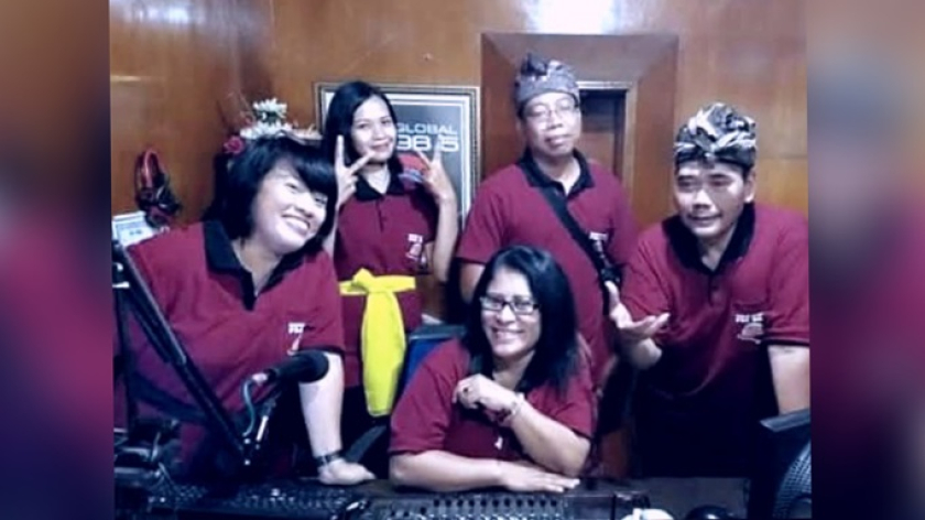 Wati Ananta bersama rekan penyiar di studio Radio Global FM Bali. (Foto: Dokumentasi Kin Sanubary)