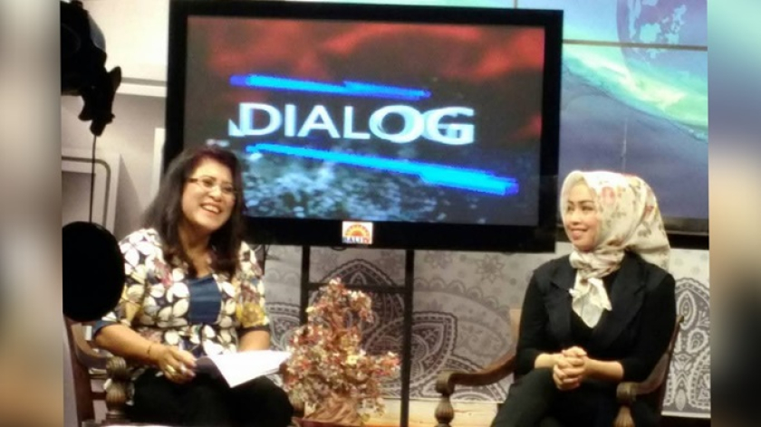 Wati Ananta menjadi presenter di Bali TV. (Foto: Dokumentasi Kin Sanubary)