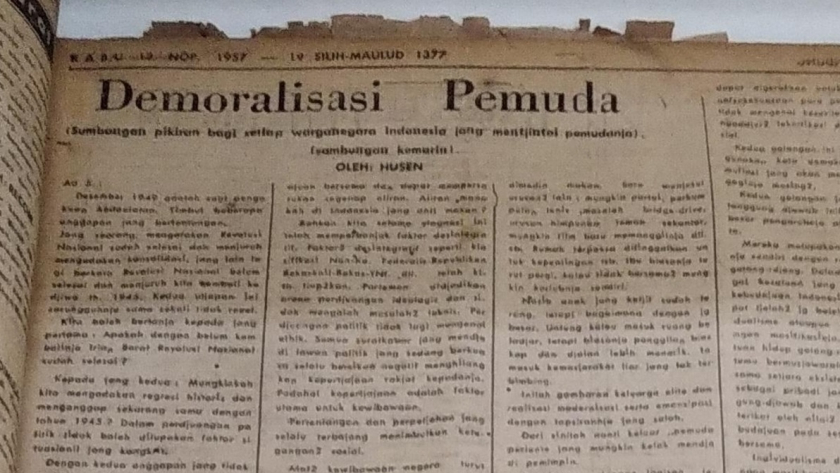 Seorang penulis bernama Hosein menguraikan pandangannya tentang fenomena Cross Boys secara terperinci dan mendalam di koran Warta Bandung. (Foto: Yogi Esa Sukma Nugraha)
