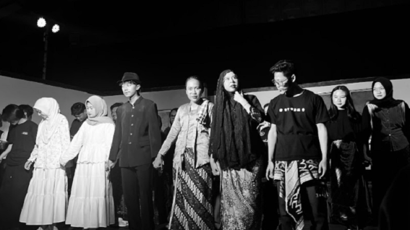 Para pemain teater berjudul Orang Kasar dari Studi Teater Universitas Islam Bandung (Stuba), Bandung, Rabu, 28 Mei 2025. (Foto: Vallencya Alberta/BandungBergerak)