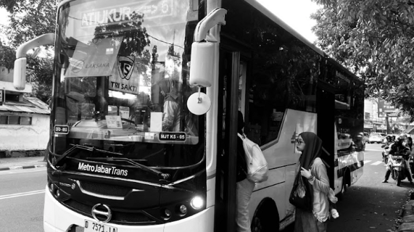 Bus Metro Jabar Trans (MJT) Koridor 5 Jatinangor - Dipatiukur. Penumpang Berdesakan, 9 Juni, 2025. (Foto: Selsha Septifani G/BandungBergerak)