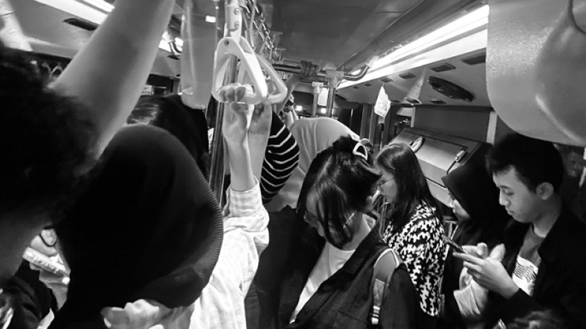 Kondisi di dalam bus Metro Jabar Trans (MJT) Koridor 5 Jatinangor - Dipatiukur. Penumpang Berdesakan, 9 Juni, 2025. (Foto: Selsha Septifani G/BandungBergerak)