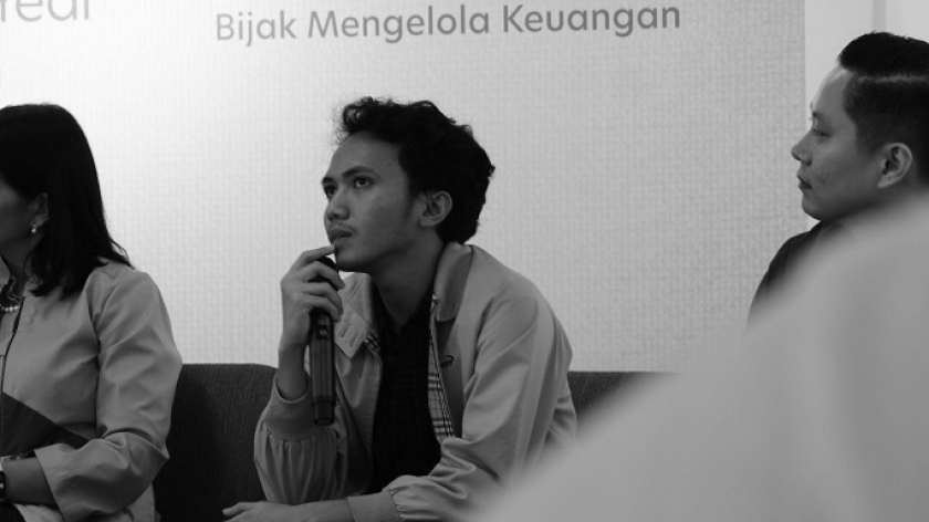 Bawana Helga Firmansyah, pemenang UOB Painting of the Year 2024, Rabu 4 Juni 2025. (Foto: Audrey Kayla/BandungBergerak)