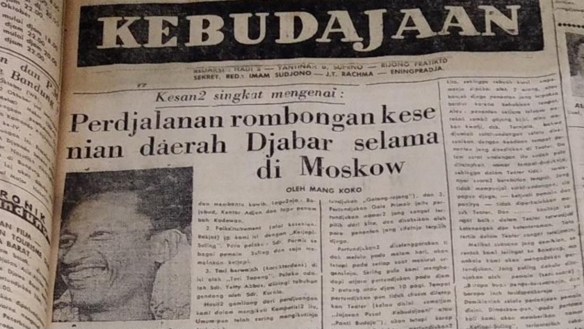Surat kabar Warta Bandung edisi Sabtu, 5 Oktober 1957 memuat esai panjang Mang Koko yang berisi kesan-kesan selama di Moskow. (Foto: Yogi Esa Sukma Nugraha)