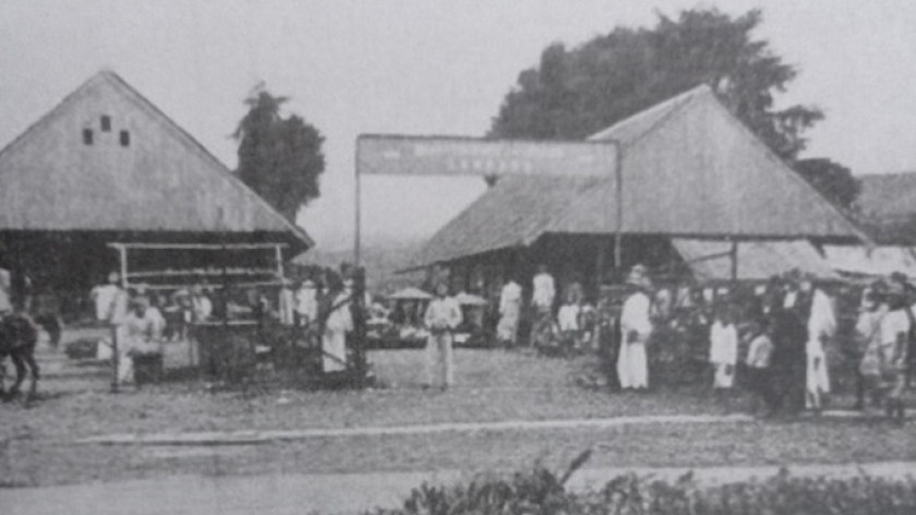 Pasar lama Lembang tahun 1950-an. (Foto: Sumber wereldculturel.nl)