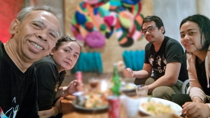 Ati Bachtiar bersama keluarga tercinta. (Foto: Dokumentasi Kin Sanubary )