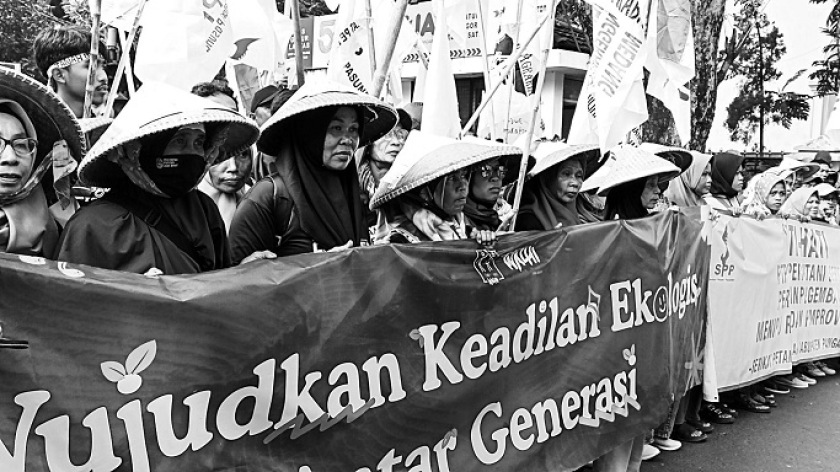 Petani, buruh, dan 50 organisasi lingkungan hidup dari Koalisi Gerakan Rakyat Selamatkan Bumi (Gerak SeBumi) pada peringatan Hari Lingkungan Hidup Sedunia di depan Gedung Sate, Bandung, 10 Juni 2025. (Foto: Leo Saputra/BandungBergerak)