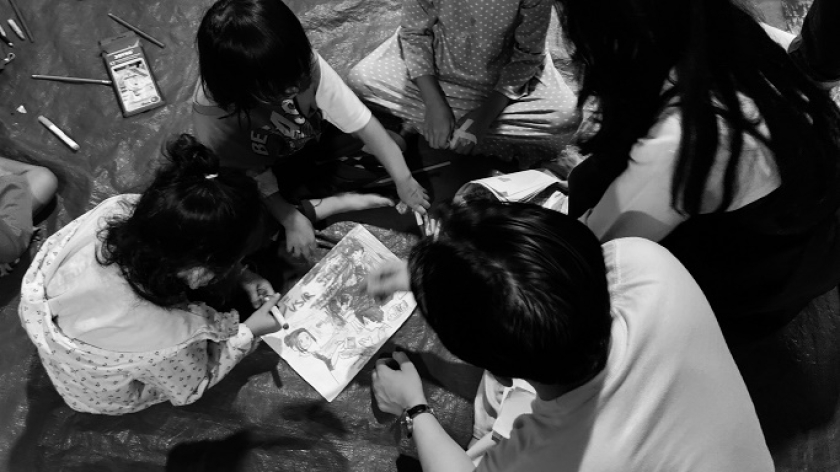 Sejumlah anak dari Kampung Sukahaji mengikuti kegiatan Sanggar Anak Sukahaji yang berlangsung di pelataran posko Kampung Sukahaji, Bandung, Sabtu, 14 Juni 2025. (Foto: Fitri Amanda/BandungBergerak)