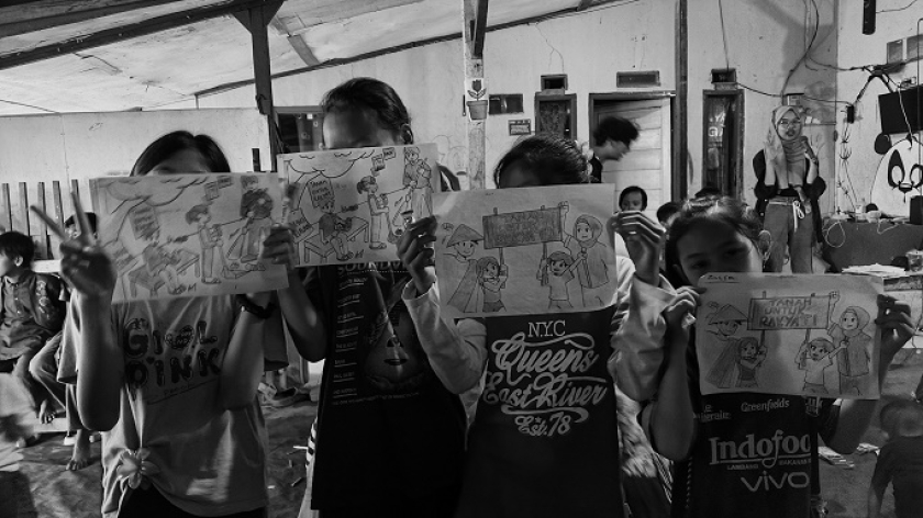 Sejumlah anak dari Kampung Sukahaji mengikuti kegiatan Sanggar Anak Sukahaji yang berlangsung di pelataran posko Kampung Sukahaji, Bandung, Sabtu, 14 Juni 2025. (Foto: Fitri Amanda/BandungBergerak)