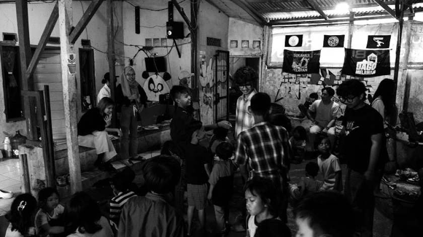 Sejumlah anak dari Kampung Sukahaji mengikuti kegiatan Sanggar Anak Sukahaji yang berlangsung di pelataran posko Kampung Sukahaji, Bandung, Sabtu, 14 Juni 2025. (Foto: Fitri Amanda/BandungBergerak)