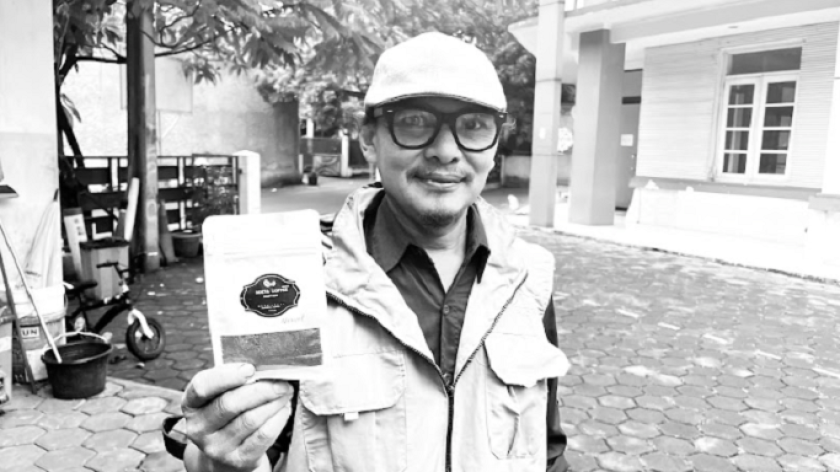 Asep Sutajaya saat di Perpustakaan Ajip Rosidi, Bandung, Mei 2025. (Foto: Vallencya Alberta Susanto/BandungBergerak)