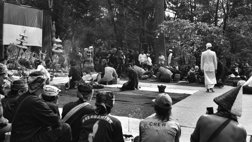 Beberapa peserta sedang memanjatkan doa di Upacara Ngertakeun Bumi Lamba di Tangkuban Parahu, Lembang, Kabupaten Bandung Barat, Minggu, 22 Juni 2025. (Foto: Abdullah Dienullah/BandungBergerak)