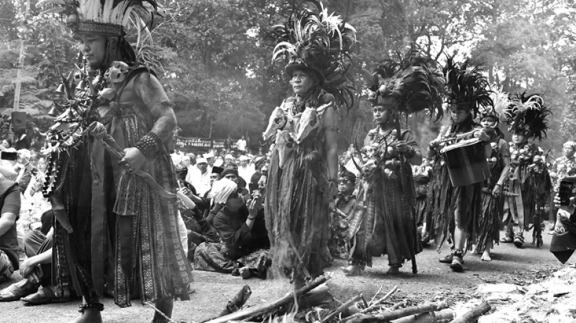 Peserta dari masyarakat adat Minahasa sedang melakukan pemberkatan pada Upacara Ngertakeun Bumi Lamba di Tangkuban Parahu, Minggu, 22 Juni 2025. (Foto: Abdullah Dienullah/BandungBergerak)